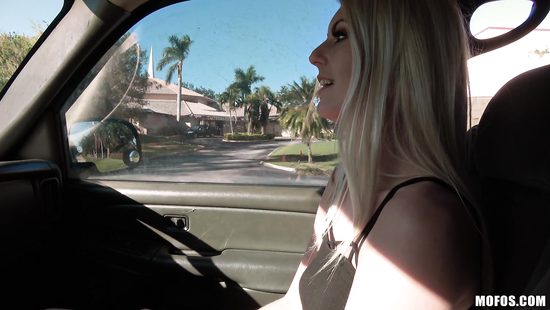 Водила подцепил на трассе красивую блондинку и чпокнул её на природе