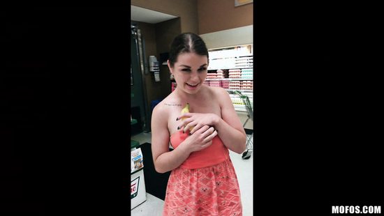 Снял в супермаркете молодушку и чпокнул на улице от первого лица