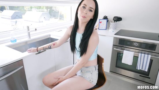 Толстый большой член не испугал миниатюрную брюнетку и она его соснула