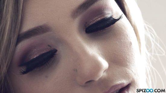 Пришёл, увидел и трахнул красивую блондинку на небольшом диване