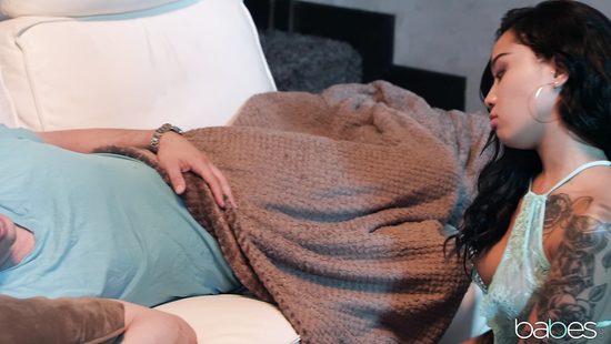 Обалденная негритоска напросилась в гости и соблазнила друга своего отца