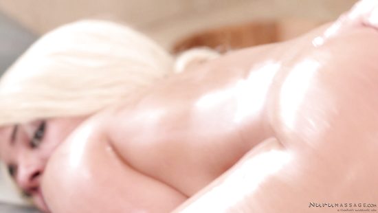 Владелец салона красоты тестирует новую фигуристую массажистку