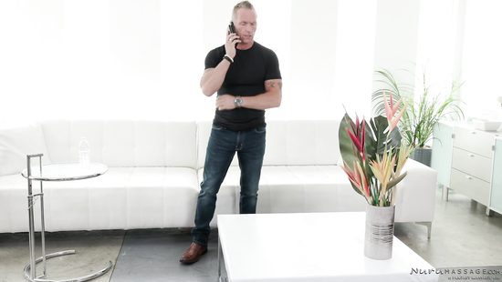 Владелец салона красоты тестирует новую фигуристую массажистку