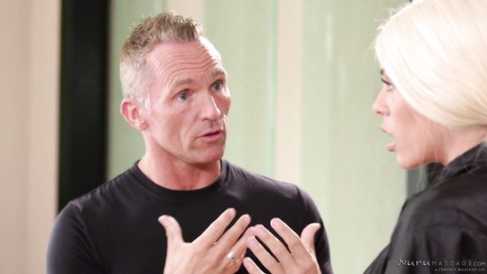 Владелец салона красоты тестирует новую фигуристую массажистку