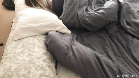 Присунул спящей тёлке и записал домашний секс с ней на камеру