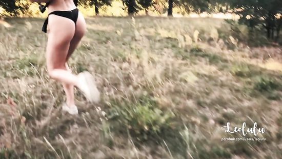 Публичный секс в общественном парке развратной пары на глазах у подруги