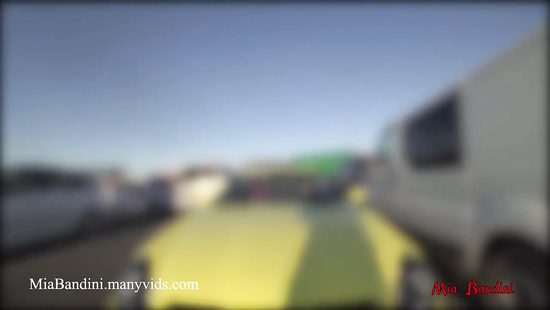 Делает мажору в машине глубокий минет и даёт в анальную дырку