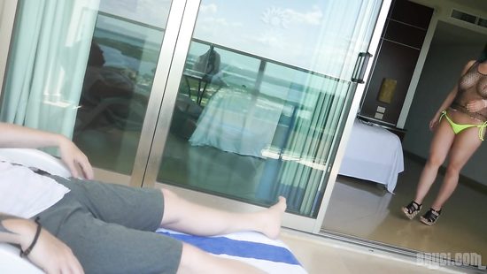 Сочная брюнетка сделала милому сказочный минет и насладилась спермой