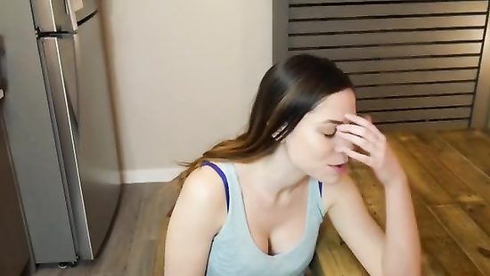 Миленькая крошка делает другу минет на камеру и дает в анальную дырку