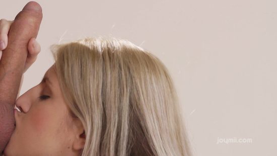 После фотосессии фотограф в студии дал за щеку сексуальной модели