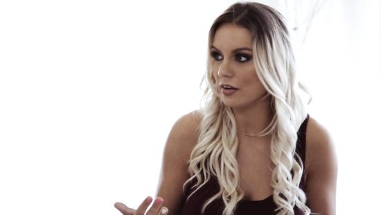 После собрания анонимных нимфоманок милфа трахнулась с горячим любовником