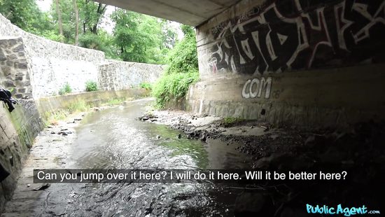 На остановке в Праге снял красивую студентку и за 4000 крон поимел её