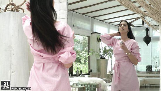 Итальянский любовник распечатал попку красивой подруги и кончил в неё