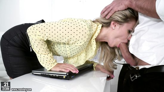 Русская начальница в офисе соснула член смазливого сотрудника