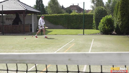После матча красотка сделала теннисисту минет и устроила групповуху в сауне