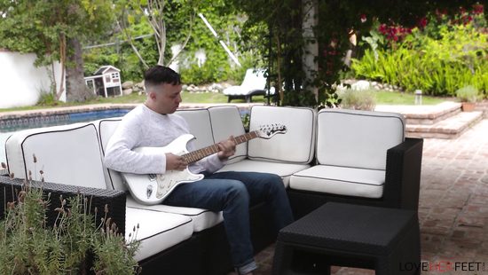 Длинные ножки чужой подруги доставляют парню фантастическое удовольствие