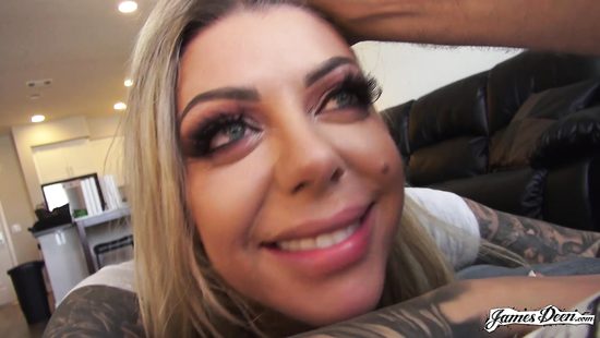 После перекура стянул с блондинки лосины и жёстко трахнул раком на камеру