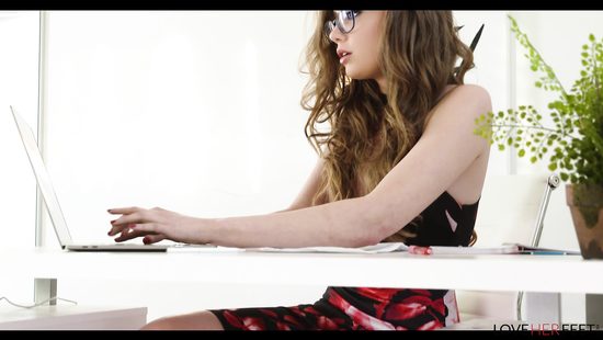 Елена так громко мастурбировала в ванной что привлекла внимание соседа