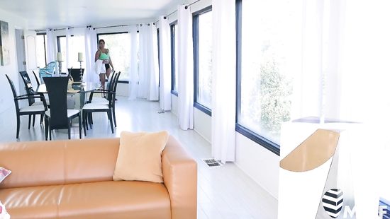 Спортивная милфа после тренировки телефоном дрочит мокрую киску