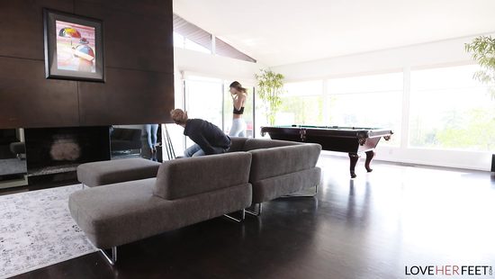 Обхватила член соседа ступнями и наградила фут фетишем