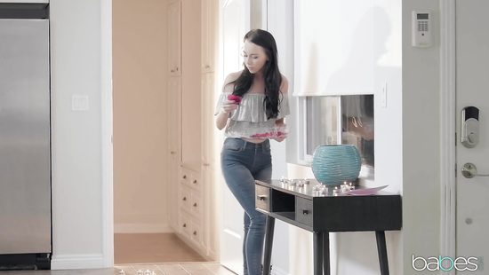 В честь праздника мачеха предложила падчерице устроить оргию с её бойфрендом