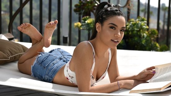 Учитель истории попал в сексуальные сети студентки латинки