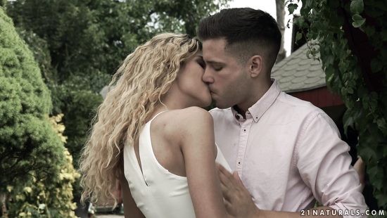 Чувственный анальный секс на природе красивой блондинки с бойфрендом