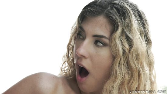 Чувственный анальный секс на природе красивой блондинки с бойфрендом