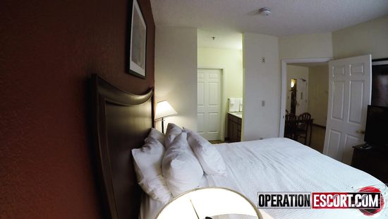 Копы поймали в отеле проститутку и офицер на халяву её трахнул