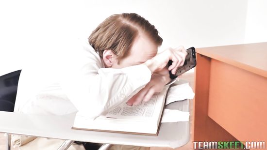 Наглый студент отжарил блондинистую преподшу в вагину длинным членом