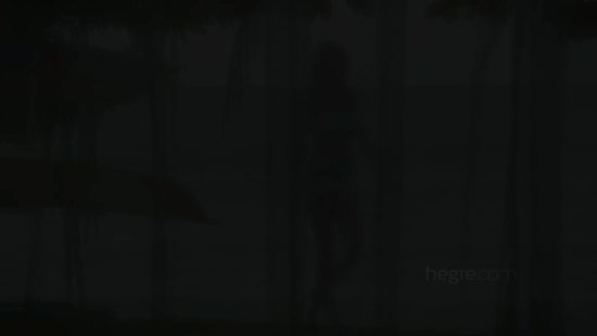 Куколка с идеальным телом дрочит киску резиновым членом