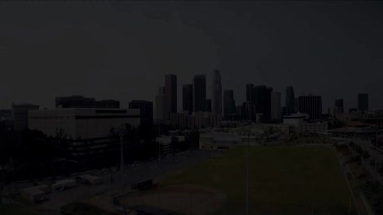 Две подружки трахаются с богатым чуваком и снимают секс на камеру смартфона