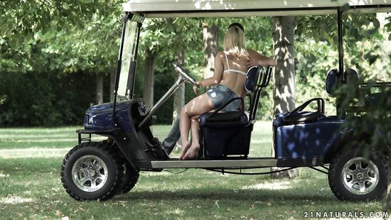 После игры в гольф бойфренд засадил в попку красивой подружке на природе