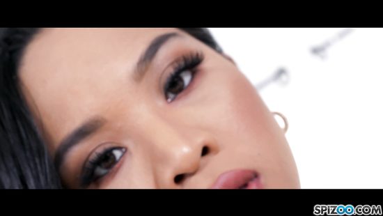 Горячая красивая негритянка сама дерёт себя стеклянным самотыком