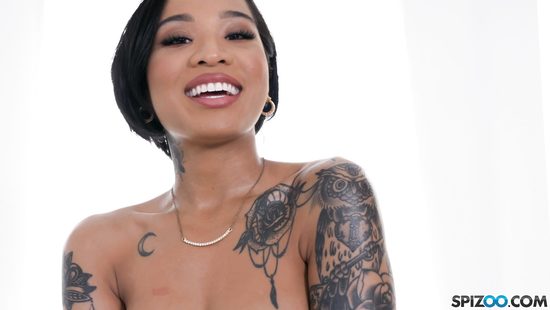 Горячая красивая негритянка сама дерёт себя стеклянным самотыком