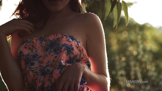 Прекрасная малышка на природе демонстрирует своё совершенное тело