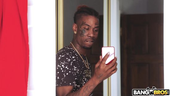 Увидела онанизм соседа и не устояла перед его красивым чёрным членом