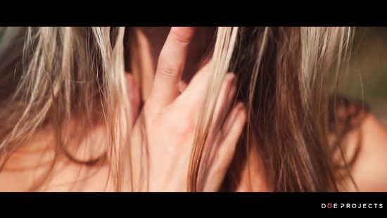 Русская блондинка в лесу сделала незнакомцу обалденный минет