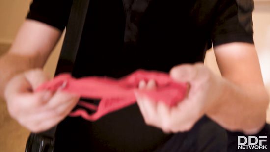 Забрался в дом чтобы покушать а в итоге чпокнул в жопу грудастую хозяйку