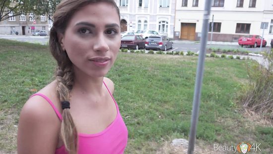 Привёл домой с улицы красивую девчонку и поимел её на кухне