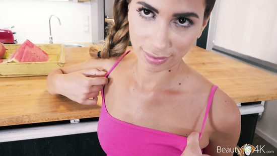 Привёл домой с улицы красивую девчонку и поимел её на кухне