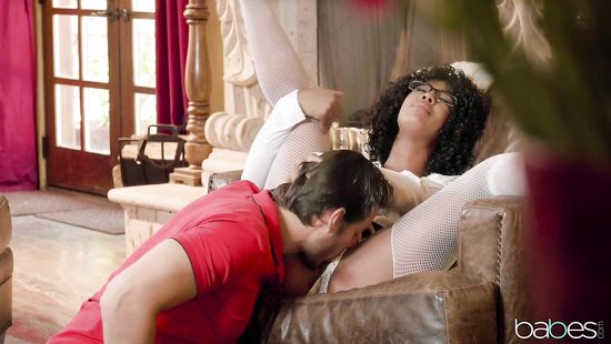 Терапевт негритянка помогает белому парню удовлетворить сексуальные потребности