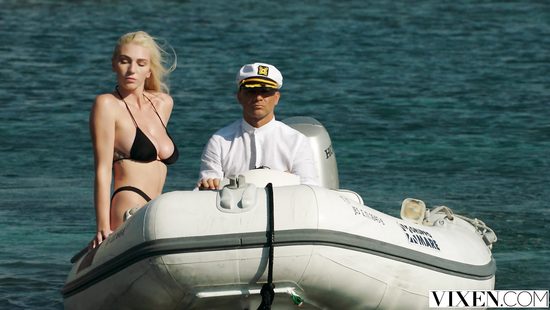 Эротические приключения грудастой американки на курорте в Греции