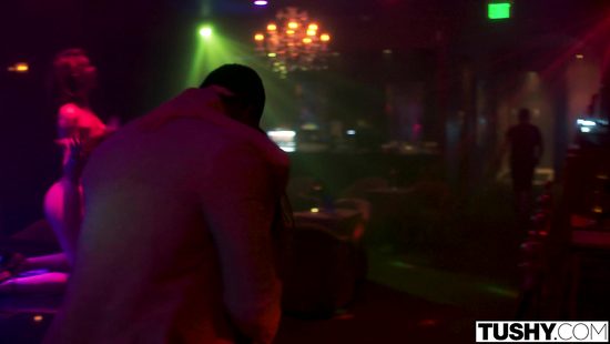 В кузове пикапа негры в два ствола поимели шикарную белую девку