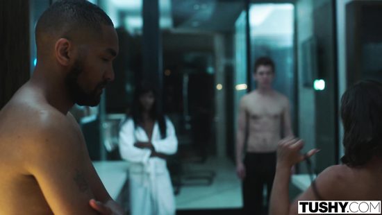 На вечеринке в отеле богатый мужик отодрал в попки двух шикарных подружек