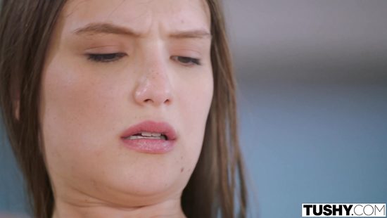 Друг семьи трахнул в попку молодую девчонку и обкончал ей личико