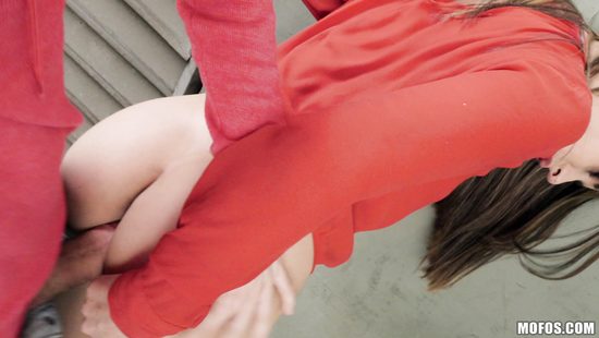 Пососала член пикаперу от первого лица и дала себя трахнуть за деньги