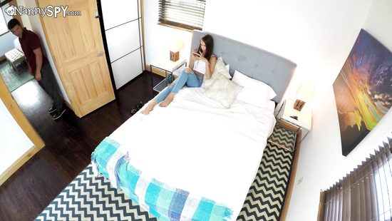 Bambino большим членом трахнул в спальне голодную молодую соседку