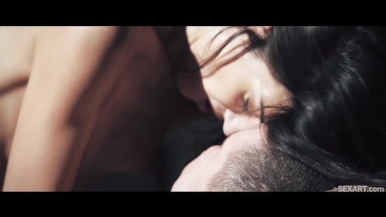 Секс в ночном офисе худенькой секретарши с молодым начальником