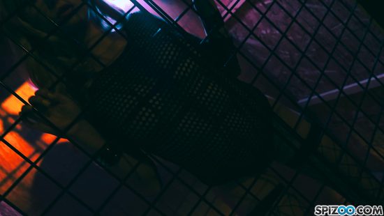 Плохую белую девку негр держит в клетке и наказывает жёстким сексом